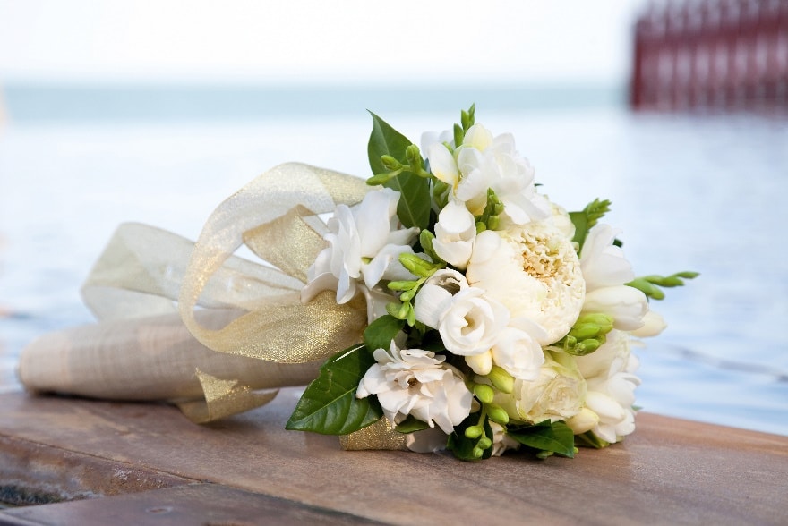 Bouquet de mariée composé de fleurs blanches