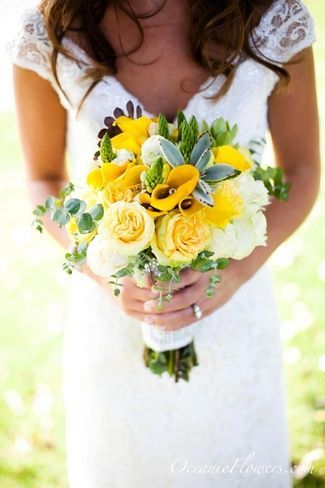 robe de mariée blanche col bardot, coupe droite et un bouquet d'orchidées jaunes, des roses jaune 