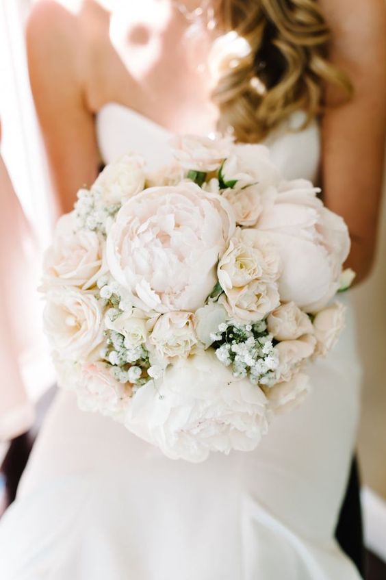 robe de mariée blanche bustier et un bouquet de pivoines blanches et de fleurs blanches