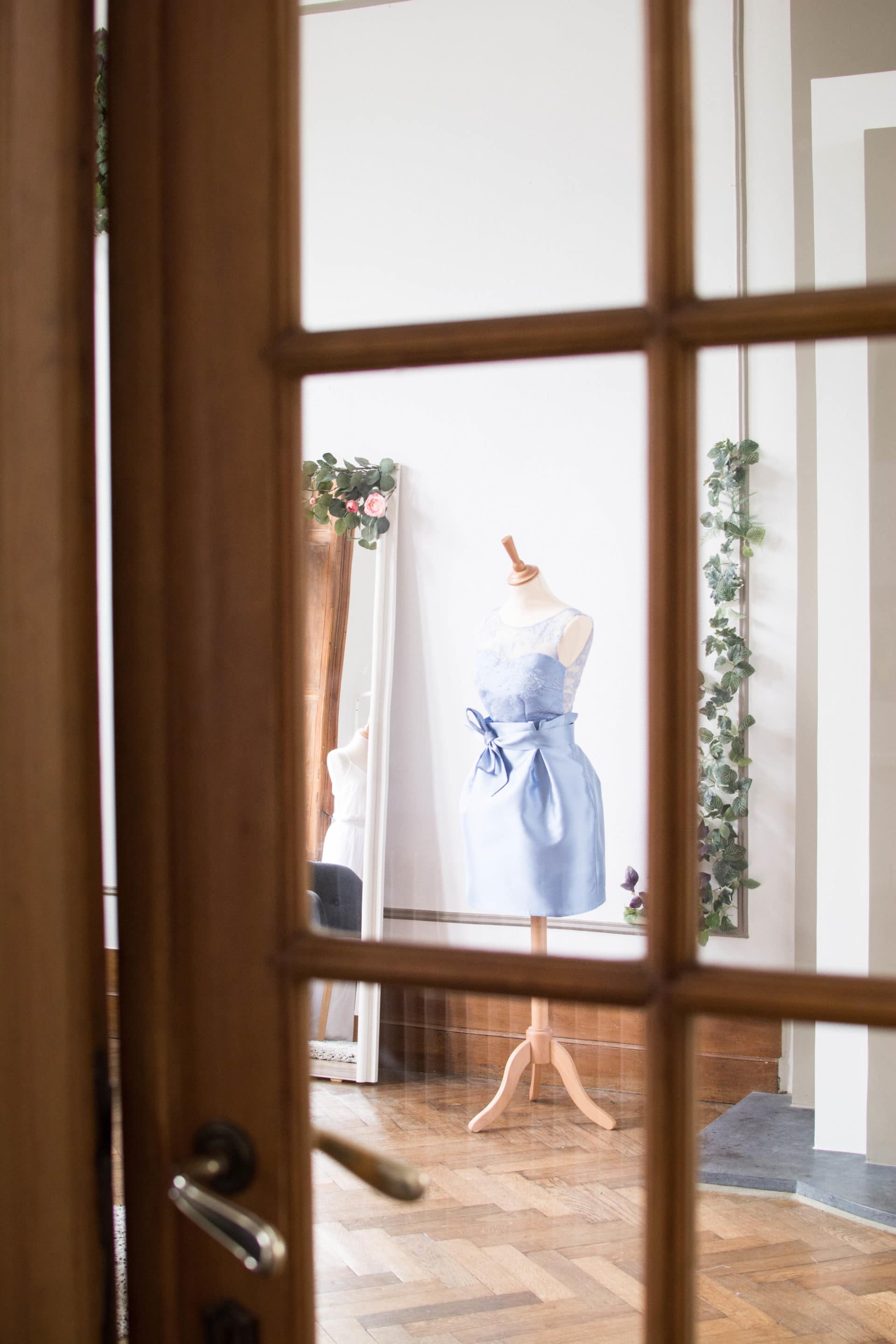 Photo d'une robe bleue par Harmonie Lecomte créatrice de styles de robes de mariage