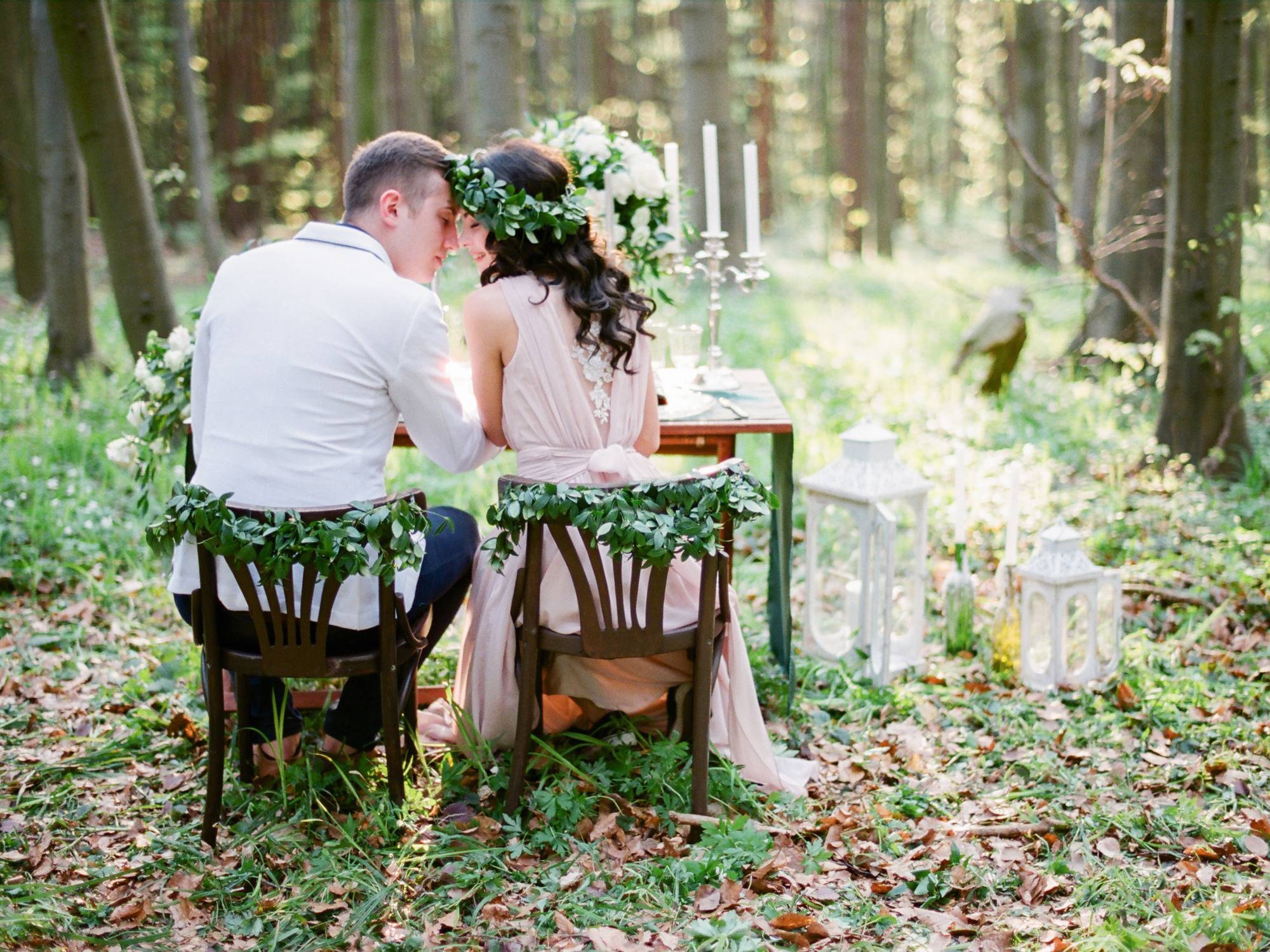 Deux mariés en pleine forêt