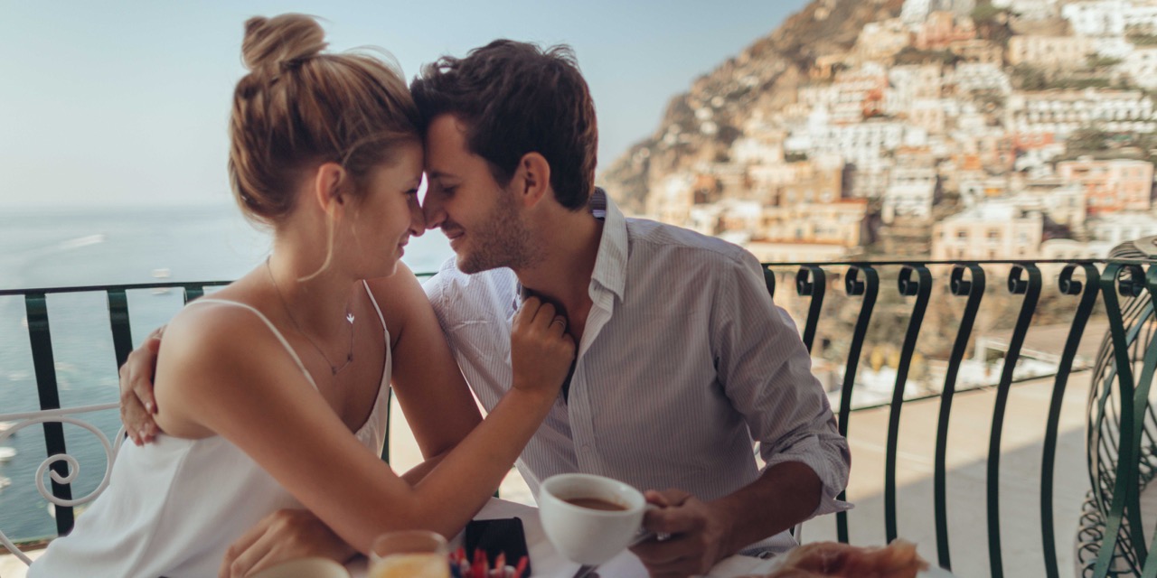 Couple d'amoureux qui profite d'un petit déjeuner en terrasse lors de son voyage de noces